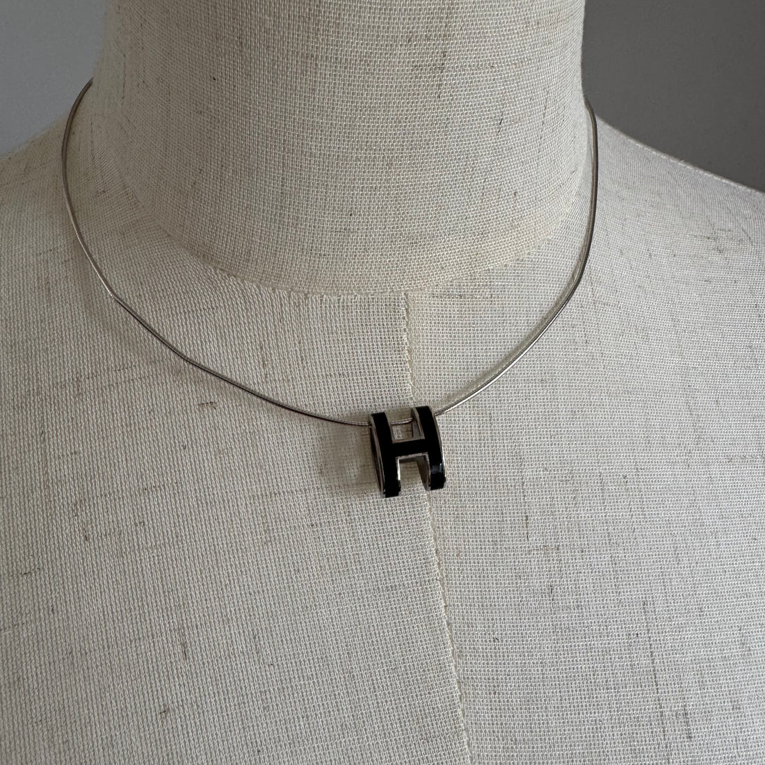 Hermès Pop H Necklace – Black Enamel Pendant on Silver Wire Choker