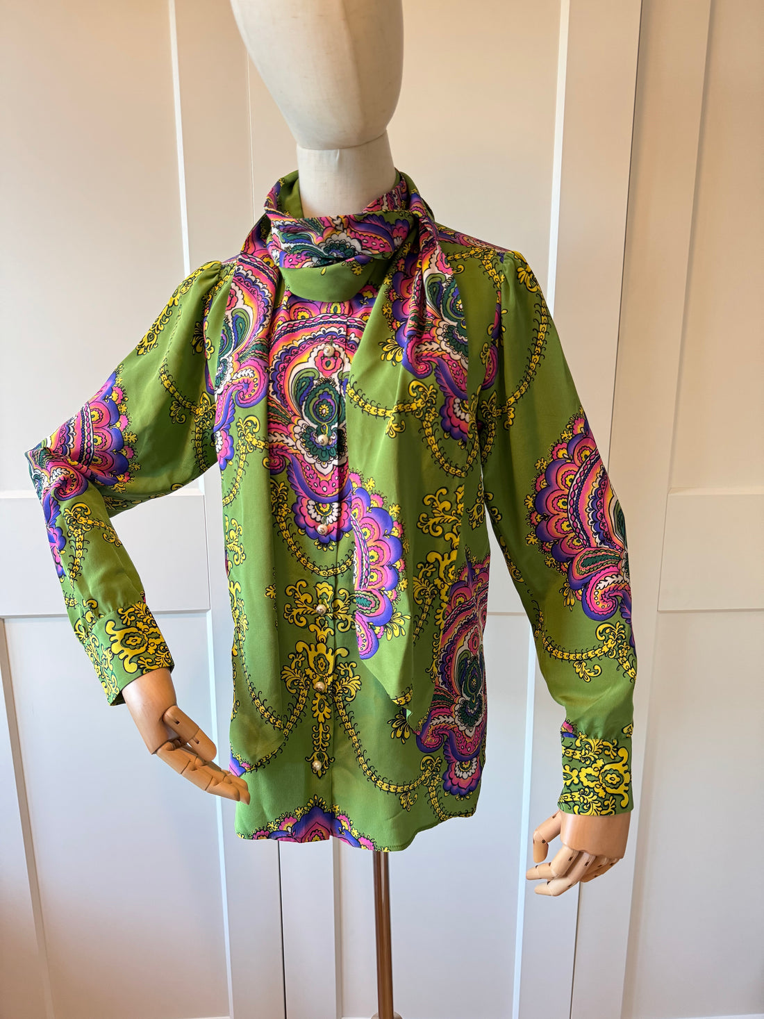 Rare Gucci Pearl Button Shirt with Bow Tie (size 40)